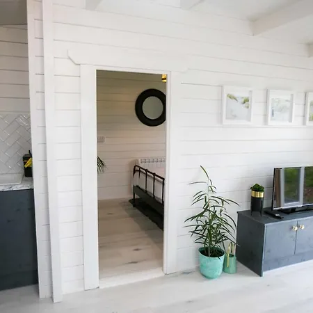 The Paddocks - Stylish, Cozy & Private Chalet Killarney
